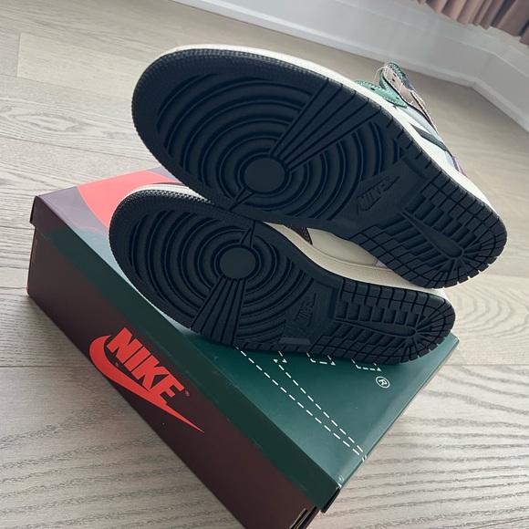 Nike Air Jordan 1 Retro High OG - Picture 3 of 4